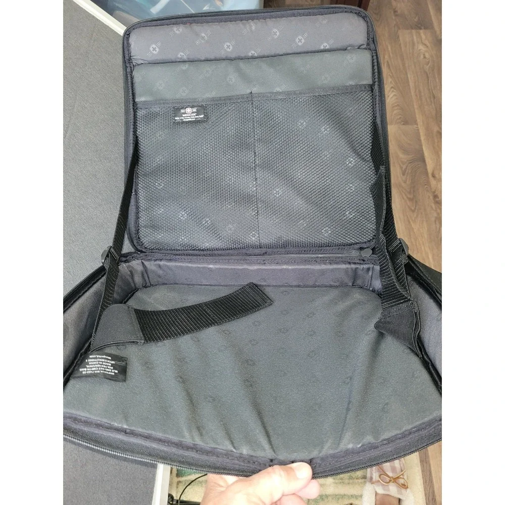 Wenger WA7482-02 15 in Padded Black Polyester/Vinyl Laptop Messenger Bag